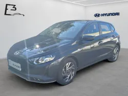 Grau Gebraucht 2024 Hyundai i20 Trend Limousine | 19.490 € (Fairer Preis)