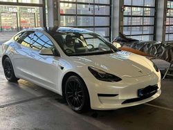 Weiß Gebraucht 2022 Tesla Model 3 Standard Range Limousine | 26.950 € (Fairer Preis)
