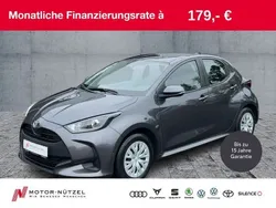 Grau Gebraucht 2021 Toyota Yaris Comfort Limousine | 13.930 € (Fairer Preis)