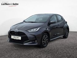Grau Gebraucht 2020 Toyota Yaris Hybrid Club Limousine | 16.890 € (Fairer Preis)