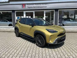 Brass gold metallic/ black Gebraucht 2022 Toyota Yaris Cross SUV | 25.750 € (Etwas zu teuer)