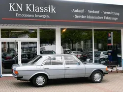 Blau Gebraucht 1982 Mercedes E230 Limousine | 7.999 €
