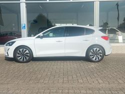 Weiß Gebraucht 2022 Ford Focus Cool & Connect Limousine | 14.499 € (Superpreis)