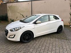 Weiß Gebraucht 2016 Hyundai i30 Limousine | 7.750 € (Fairer Preis)