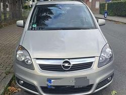 Grau Gebraucht 2010 Opel Zafira Edition Van / Kleinbus | 3.250 € (Etwas zu teuer)