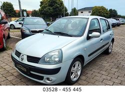 Grau Gebraucht 2004 Renault Clio II Limousine | 2.990 € (Fairer Preis)
