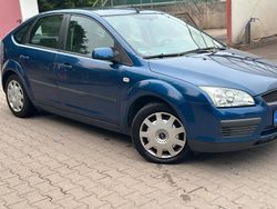 Blau Gebraucht 2007 Ford Focus Kombi | 2.000 €