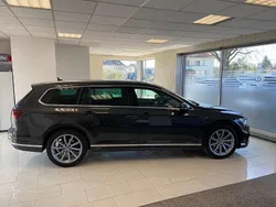 Grau Gebraucht 2024 VW Passat R-line Kombi | 32.900 € (Teuer)