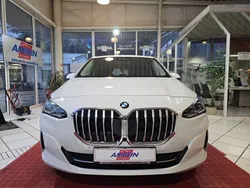 Weiß Gebraucht 2022 BMW 218 Luxury Line Van / Kleinbus | 31.800 € (Etwas zu teuer)