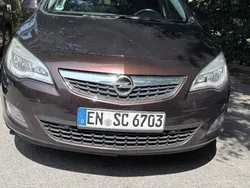 Braun Gebraucht 2012 Opel Astra Edition Limousine | 6.400 € (Fairer Preis)