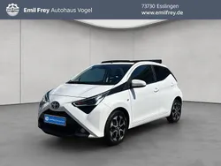 Schneeweiß Gebraucht 2021 Toyota Aygo Team Kleinwagen | 12.460 € (Etwas zu teuer)
