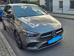 Grau Gebraucht 2020 Mercedes B180 AMG line Van / Kleinbus | 26.000 € (Fairer Preis)
