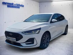 Weiß Gebraucht 2022 Ford Focus ST-Line Limousine | 20.980 € (Etwas zu teuer)