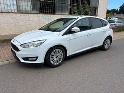 Weiß Gebraucht 2015 Ford Focus Ambiente Limousine | 2.900 € (Fairer Preis)