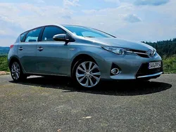 Silber Gebraucht 2015 Toyota Auris Hybrid Edition Limousine | 9.490 € (Fairer Preis)