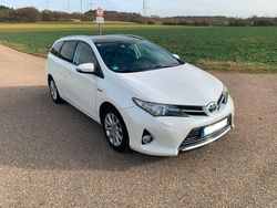 Weiß Gebraucht 2014 Toyota Auris Touring Sports Executive Kombi | 12.000 € (Etwas zu teuer)