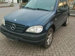 Blau Gebraucht 1999 Mercedes ML230 SUV | 2.500 €