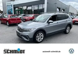 Pyritsilber metallic Gebraucht 2024 VW Tiguan Allspace Life SUV | 33.945 € (Superpreis)