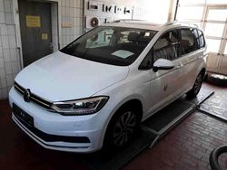 Pure white Gebraucht 2022 VW Touran Active Van / Kleinbus | 21.790 € (Fairer Preis)