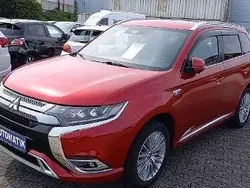 Dynamikrot Gebraucht 2020 Mitsubishi Outlander P-HEV Top SUV | 24.980 € (Etwas zu teuer)