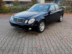 Blau Gebraucht 2003 Mercedes E220 Limousine | 4.200 € (Fairer Preis)