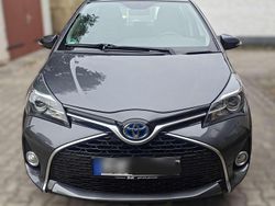 Grau Gebraucht 2016 Toyota Yaris Hybrid Lounge Kleinwagen | 13.900 € (Fairer Preis)