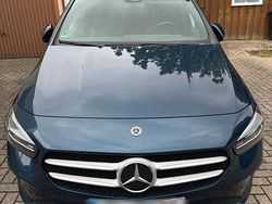 Blau Gebraucht 2021 Mercedes B200 Van / Kleinbus | 13.000 € (Guter Preis)