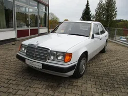 Weiß Gebraucht 1991 Mercedes E200 Limousine | 3.990 €