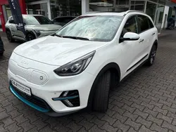 Weiß Gebraucht 2022 Kia e-Niro Spirit SUV | 24.490 € (Fairer Preis)