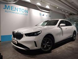 Alpinweiss iii Gebraucht 2024 BMW 520 Sport Line Limousine | 48.290 € (Superpreis)
