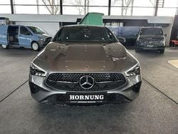 Grau Gebraucht 2025 Mercedes CLA200 Shooting Brake Kombi | 42.950 €