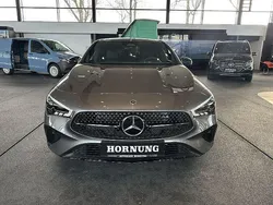 Grau Gebraucht 2025 Mercedes CLA200 Shooting Brake Kombi | 42.950 €