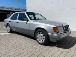 Silber Gebraucht 1993 Mercedes 200 Limousine | 8.000 €