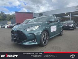 Grün Neu 2025 Toyota Yaris Hybrid Limousine | 27.488 € (Etwas zu teuer)