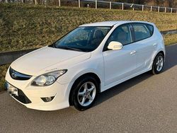 Weiß Gebraucht 2011 Hyundai i30 Limousine | 3.150 € (Fairer Preis)