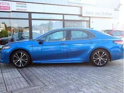 Blaumetallic (metallic) Gebraucht 2018 Toyota Camry Hybrid Sport Limousine | 19.400 €