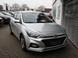 Silber Gebraucht 2020 Hyundai i20 Trend Limousine | 11.990 € (Fairer Preis)