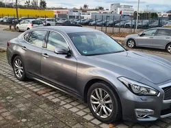 Grau Gebraucht 2017 Infiniti Q70 Premium Limousine | 21.900 €
