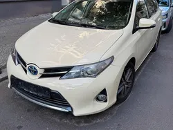 Weiß Gebraucht 2015 Toyota Auris Hybrid Kombi | 6.400 € (Fairer Preis)