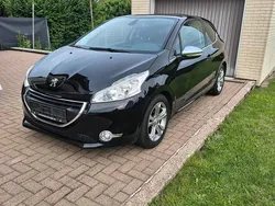 Schwarz Gebraucht 2015 Peugeot 208 Allure Kleinwagen | 5.999 € (Fairer Preis)