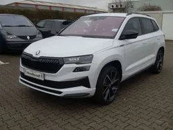 Moonweiss metallic Neu 2024 Skoda Karoq SportLine SUV | 37.750 € (Fairer Preis)