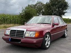 Rot Gebraucht 1992 Mercedes E300 Limousine | 5.999 €