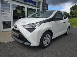 Weiss Gebraucht 2018 Toyota Aygo Kleinwagen | 9.990 € (Fairer Preis)
