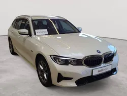 Mineralweiß metallic Gebraucht 2022 BMW 320e Sport Line Kombi | 21.490 € (Superpreis)