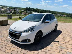 Weiß Gebraucht 2017 Peugeot 208 Allure Kleinwagen | 9.890 € (Teuer)