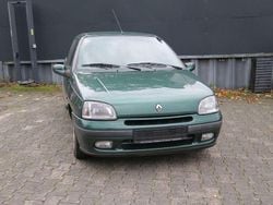 Grün Gebraucht 1997 Renault Clio Limousine | 2.100 €