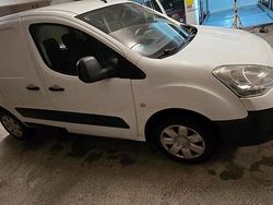 Weiß Gebraucht 2010 Citroën Berlingo Van / Kleinbus | 2.800 € (Etwas zu teuer)