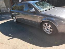 Grau Gebraucht 2002 Audi A4 Kombi | 2.950 €