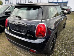 Schwarz (enigmatic black metallic) Gebraucht 2023 Mini Cooper SE Classic Kleinwagen | 22.700 € (Etwas zu teuer)