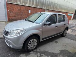 Platingrau Gebraucht 2009 Dacia Sandero Ambiance Kleinwagen | 2.300 €